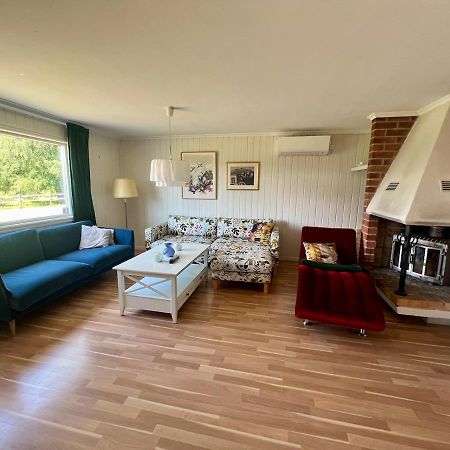 Idylliskt Hus Med Sjoeutsikt. Villa Östhammar Buitenkant foto