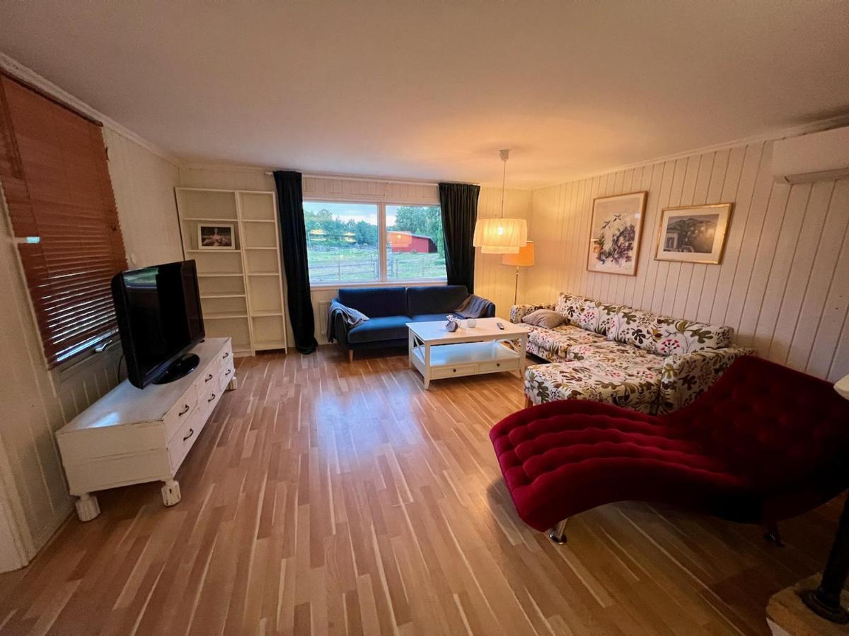 Idylliskt Hus Med Sjoeutsikt. Villa Östhammar Buitenkant foto