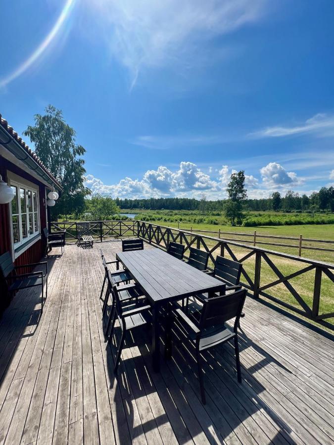 Idylliskt Hus Med Sjoeutsikt. Villa Östhammar Buitenkant foto