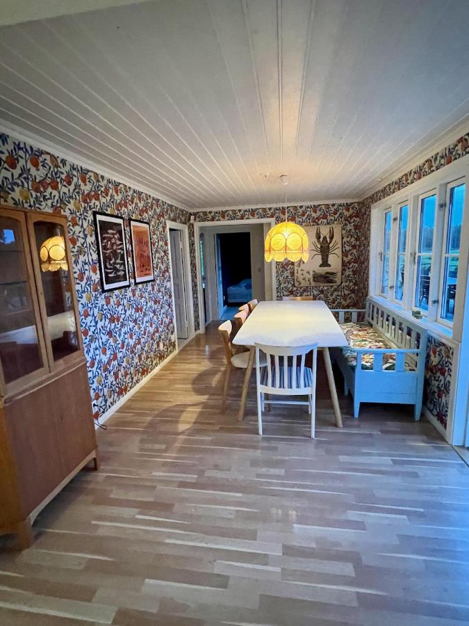 Idylliskt Hus Med Sjoeutsikt. Villa Östhammar Buitenkant foto