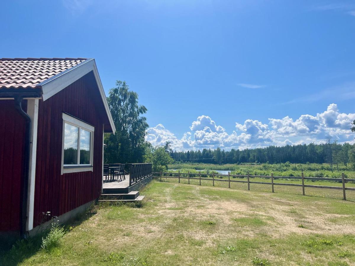 Idylliskt Hus Med Sjoeutsikt. Villa Östhammar Buitenkant foto